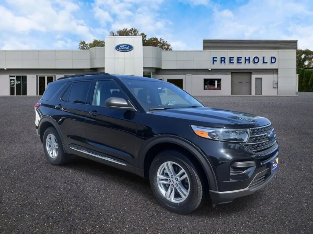 2023 Ford Explorer XLT — photo 1 of 13
