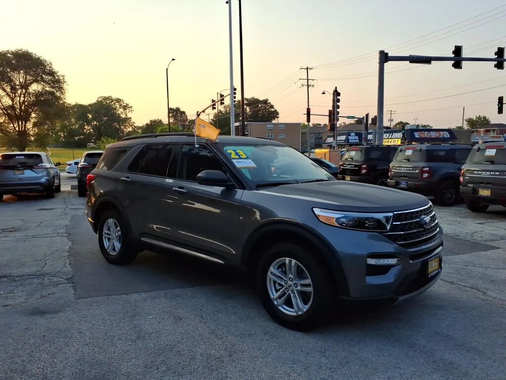 2023 Ford Explorer XLT — photo 1 of 13