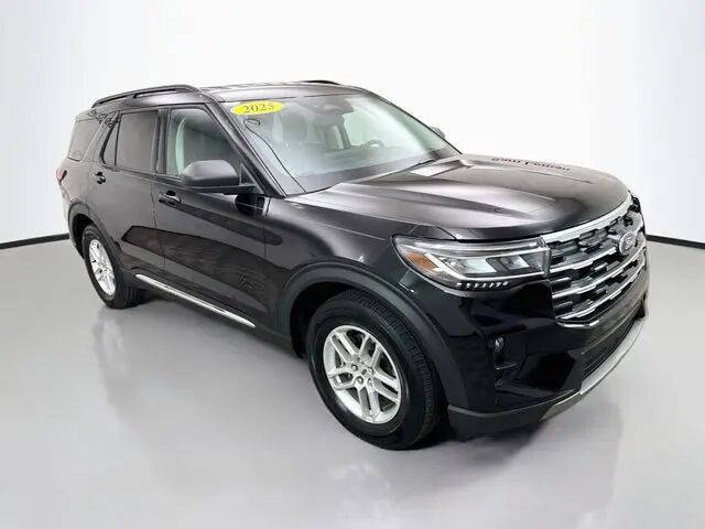 2025 Ford Explorer Active — photo 1 of 2