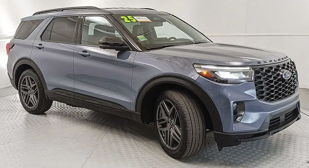 2025 Ford Explorer ST — photo 1 of 13