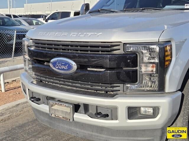 2019 Ford F-250 Super Duty Lariat — photo 1 of 3