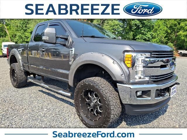 2017 Ford F-250 Super Duty Lariat — photo 1 of 13
