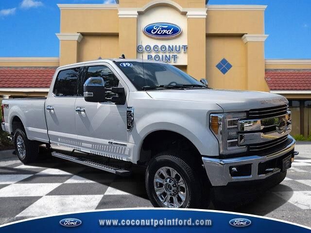 2019 Ford F-350 Super Duty Lariat — photo 1 of 13