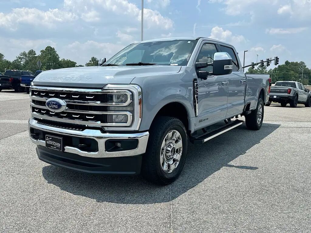 2025 Ford F-350 Super Duty Lariat — photo 1 of 26