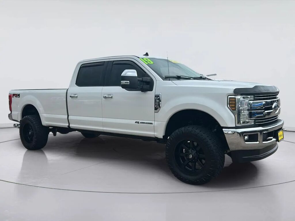 2019 Ford F-350 Super Duty Lariat — photo 1 of 13