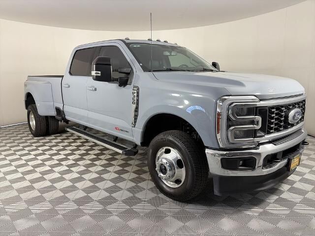 2025 Ford F-350 Super Duty Lariat — photo 1 of 13