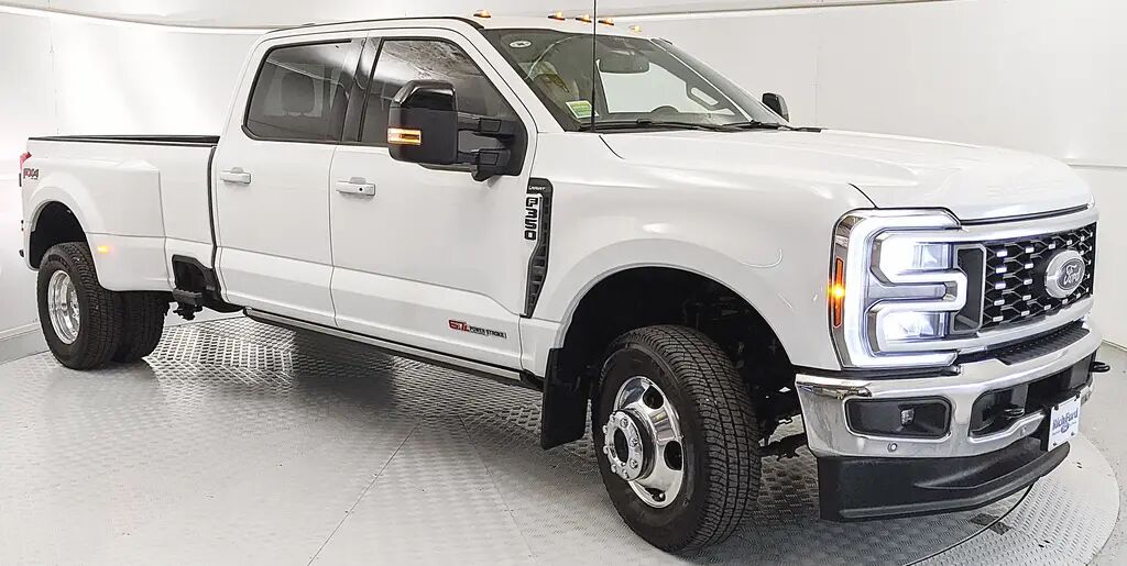 2025 Ford F-350 Super Duty Lariat — photo 1 of 13