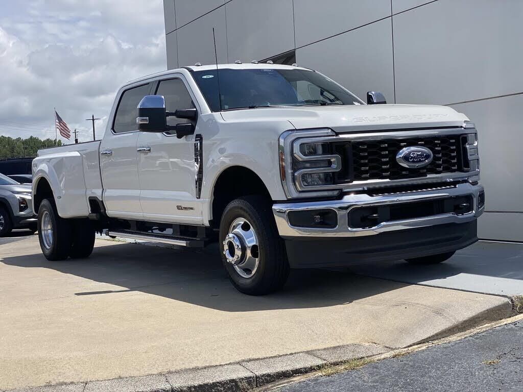2025 Ford F-350 Super Duty Lariat — photo 1 of 1