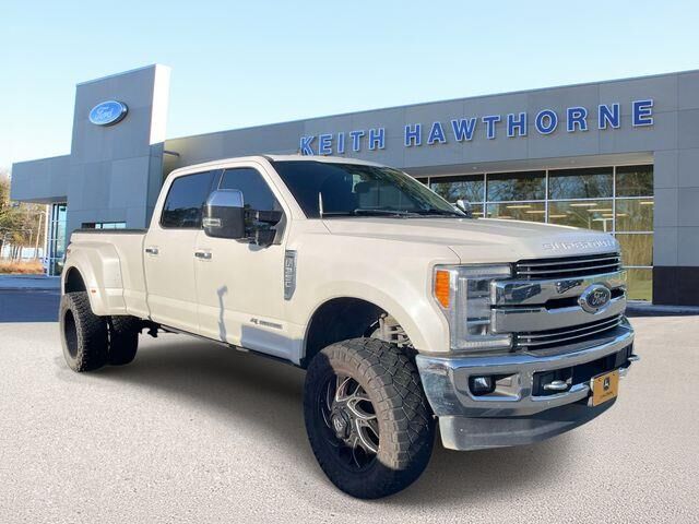 2019 Ford F-350 Super Duty Lariat — photo 1 of 10