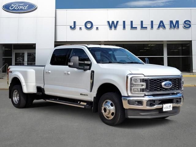 2024 Ford Super Duty F-350 DRW LARIAT — photo 1 of 1