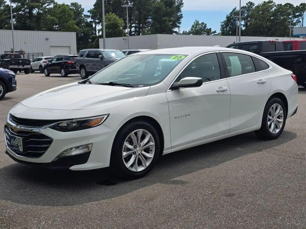 2025 Chevrolet Malibu LT — photo 1 of 13