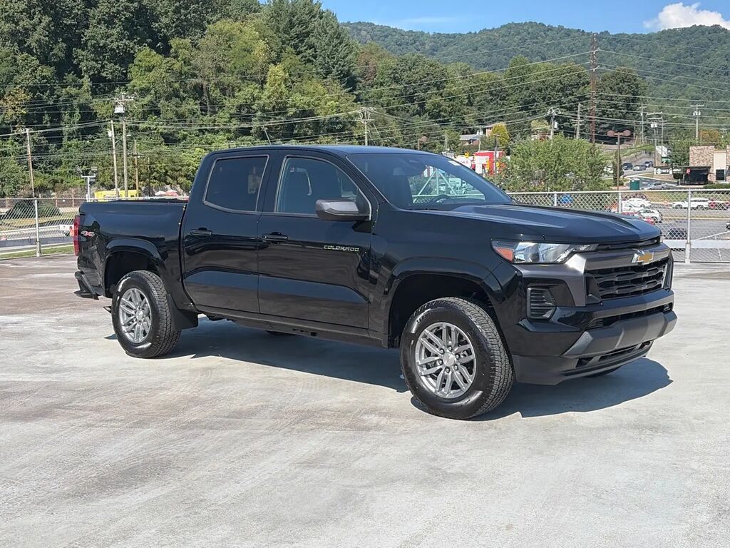 2025 Chevrolet Colorado LT — photo 1 of 13