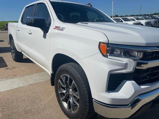 2025 Chevrolet Silverado 1500 LT — photo 1 of 5
