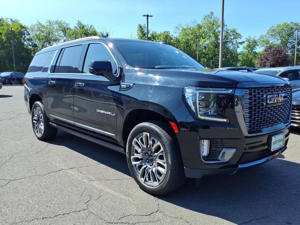 2023 GMC Yukon XL Denali Ultimate — photo 1 of 13