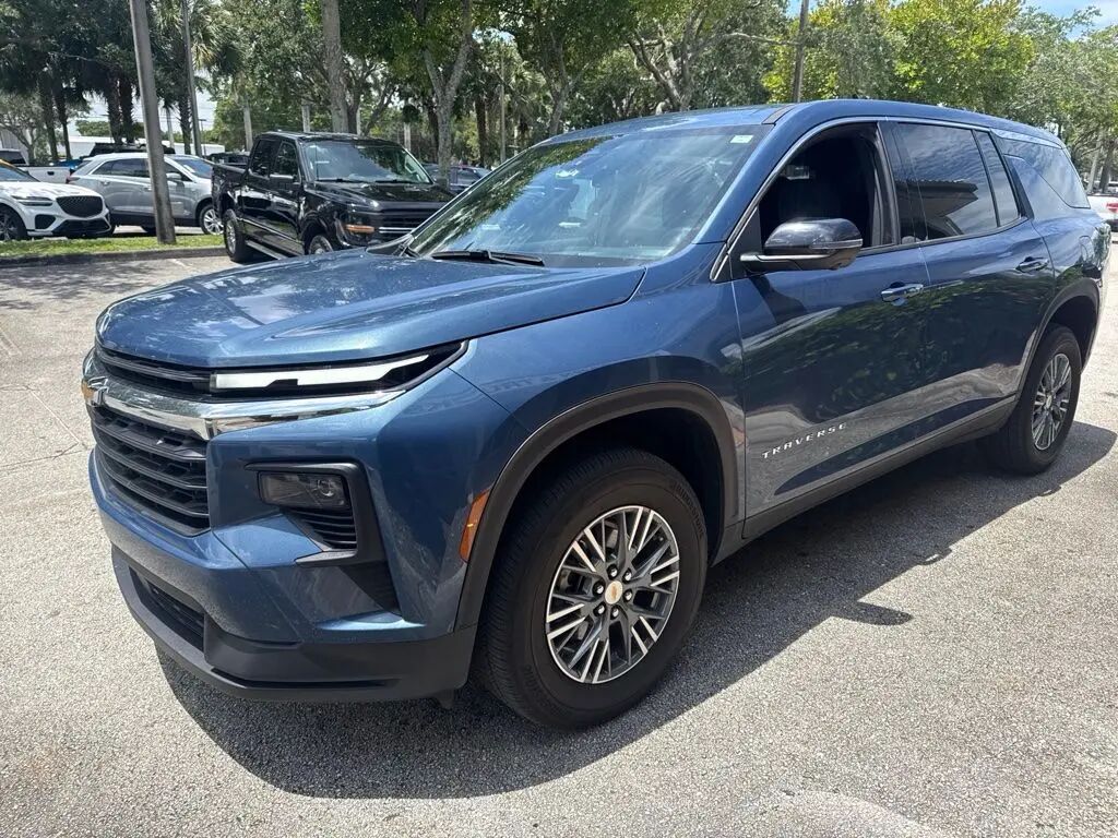 2024 Chevrolet Traverse LS — photo 1 of 4