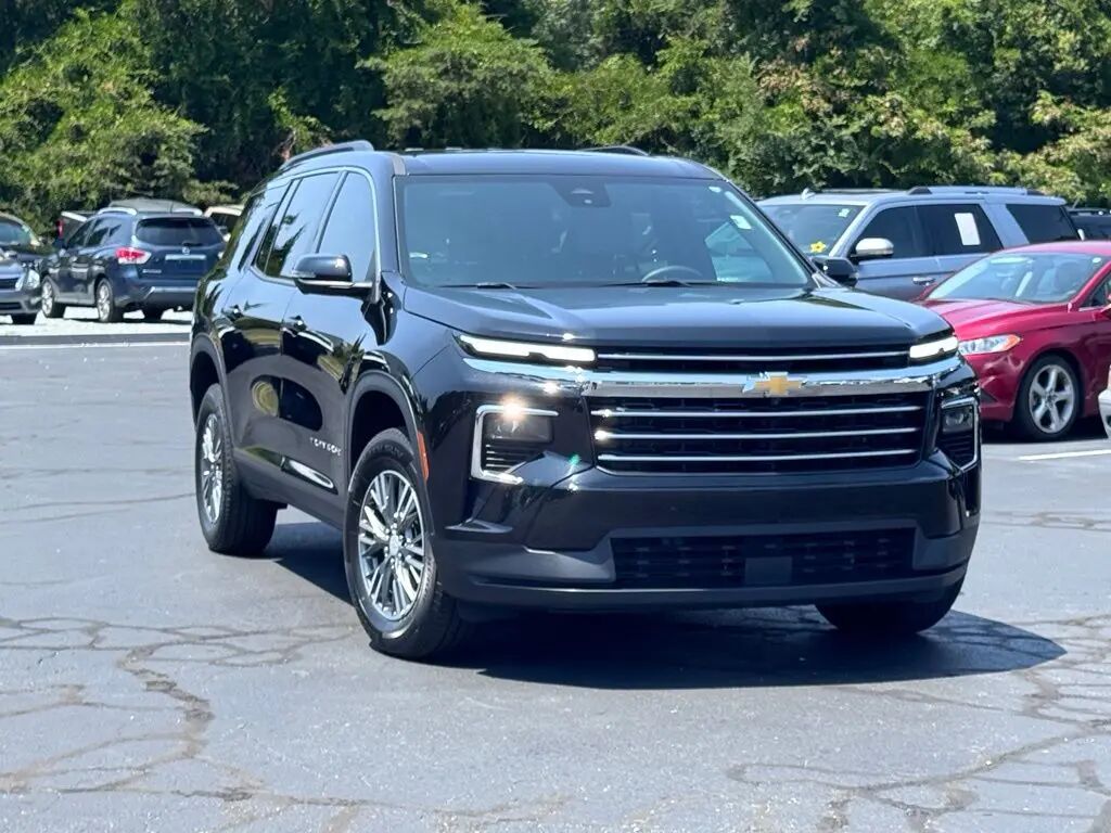 2024 Chevrolet Traverse LT — photo 1 of 13