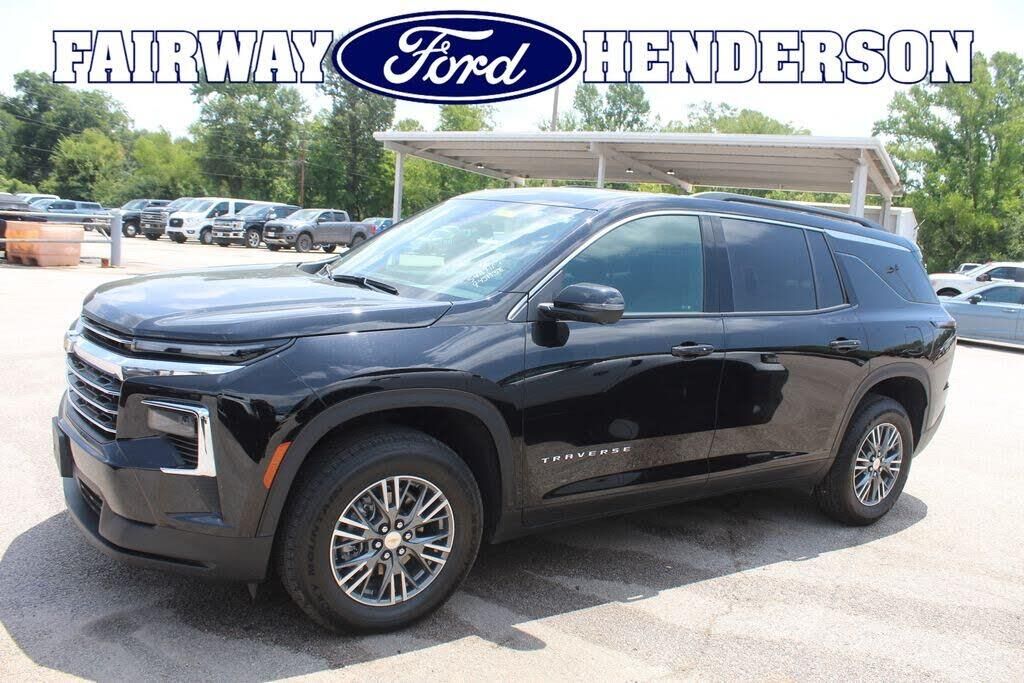 2025 Chevrolet Traverse LT — photo 1 of 27