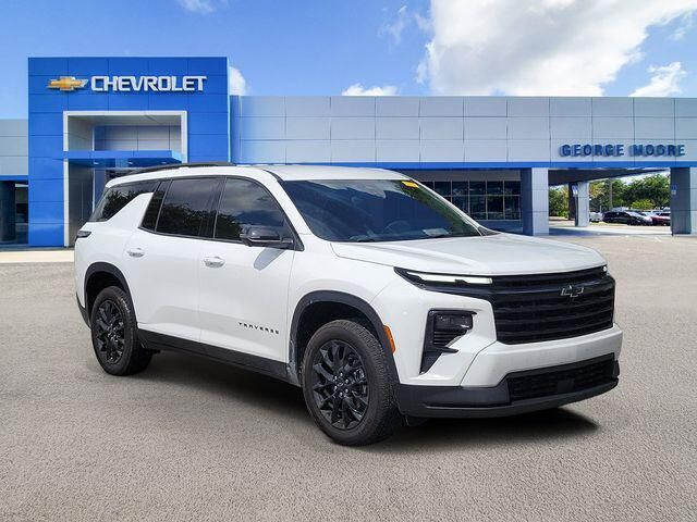 2025 Chevrolet Traverse LT — photo 1 of 13