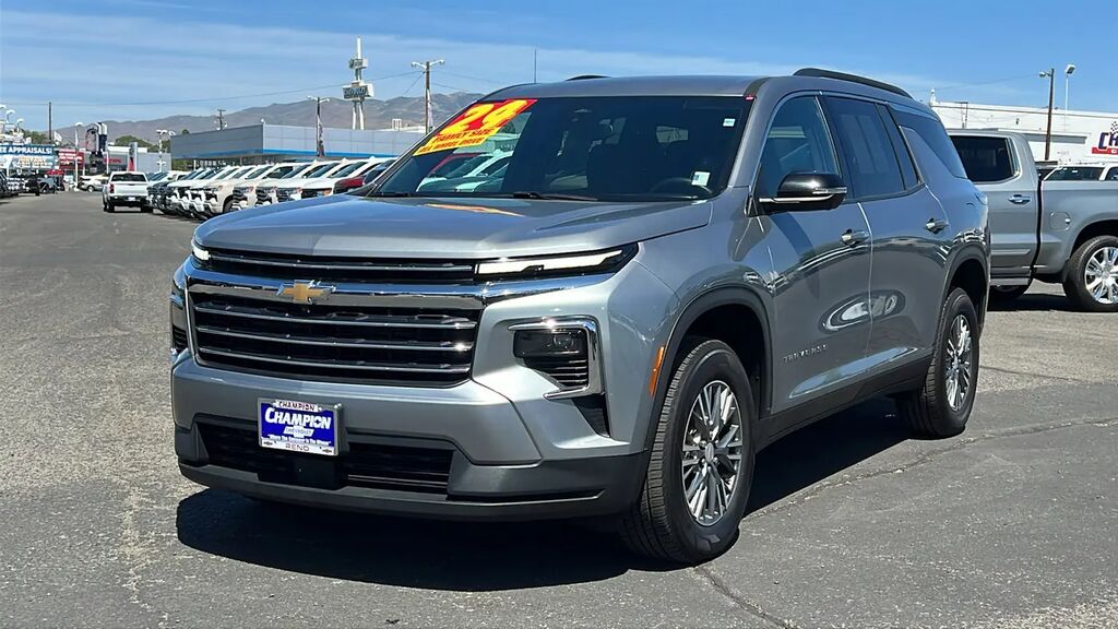 2024 Chevrolet Traverse LT — photo 1 of 13