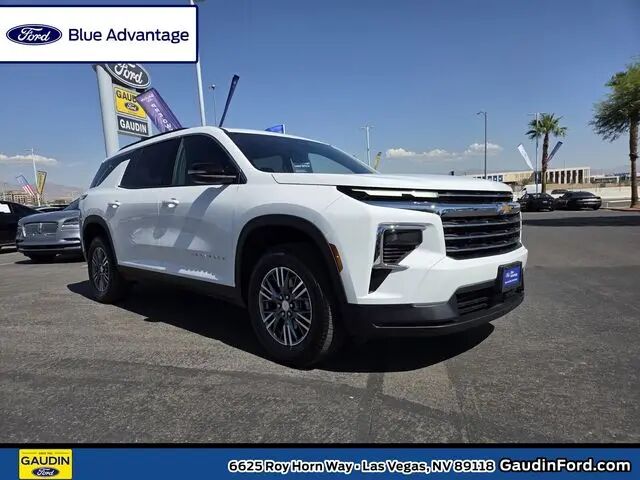 2025 Chevrolet Traverse LT — photo 1 of 12