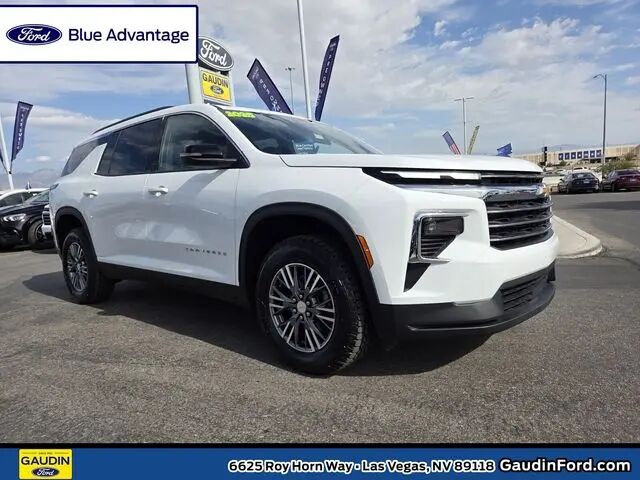 2025 Chevrolet Traverse LT — photo 1 of 12
