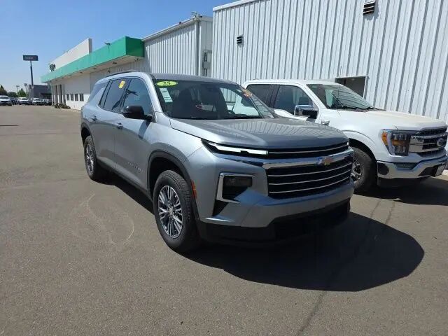 2025 Chevrolet Traverse LT — photo 1 of 5