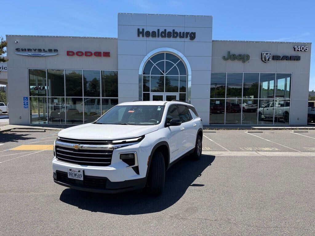 2025 Chevrolet Traverse LT — photo 1 of 13