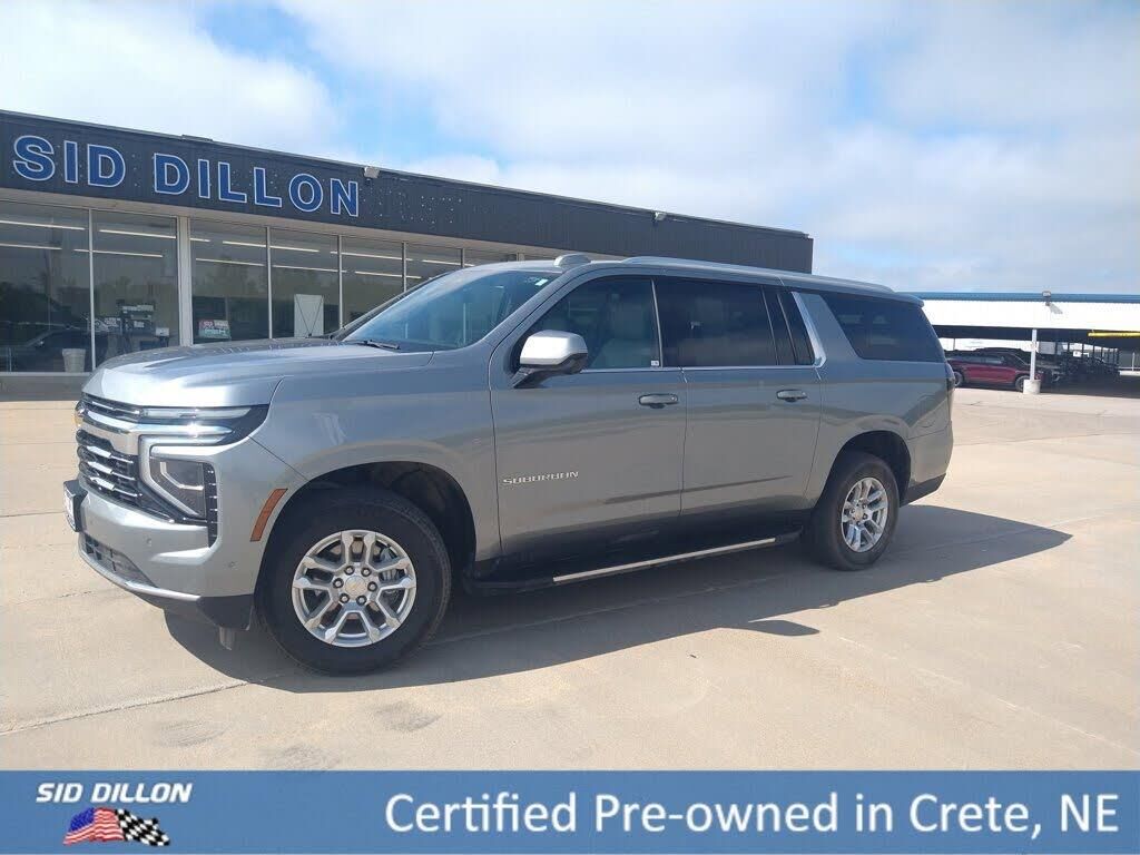 2025 Chevrolet Suburban LT — photo 1 of 1