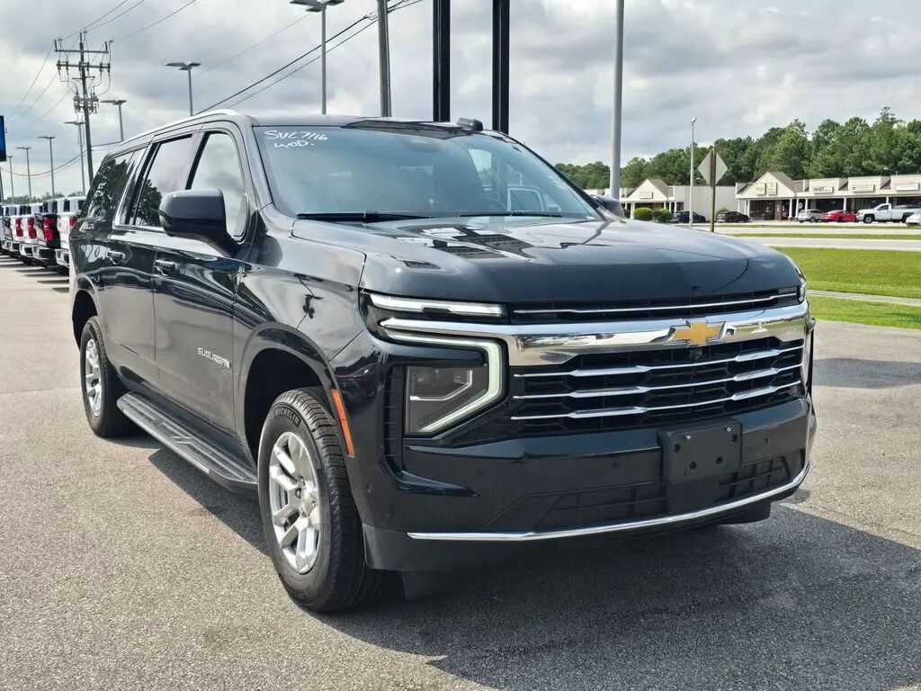 2025 Chevrolet Suburban LT — photo 1 of 13