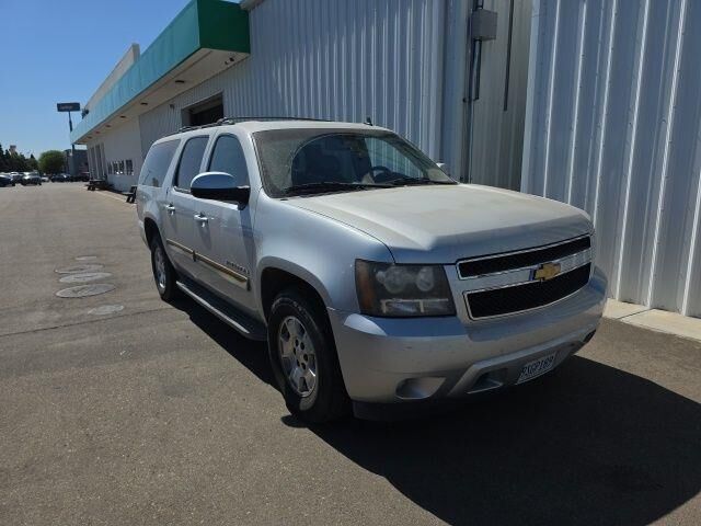 2014 Chevrolet Suburban LS — photo 1 of 2