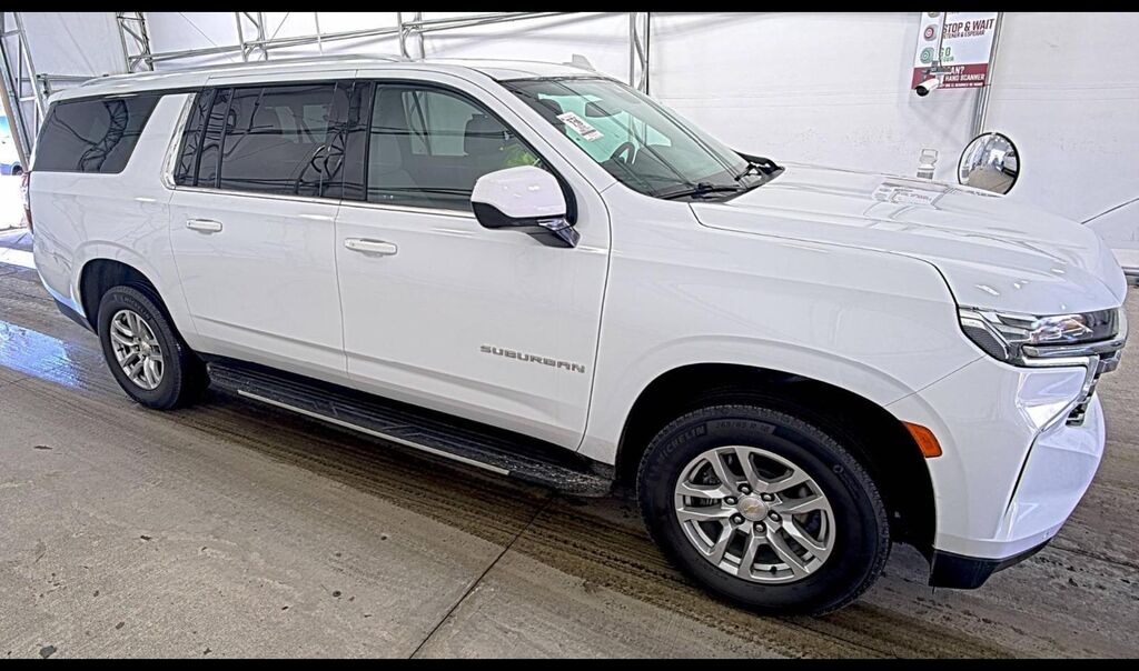 2024 Chevrolet Suburban LT — photo 1 of 21