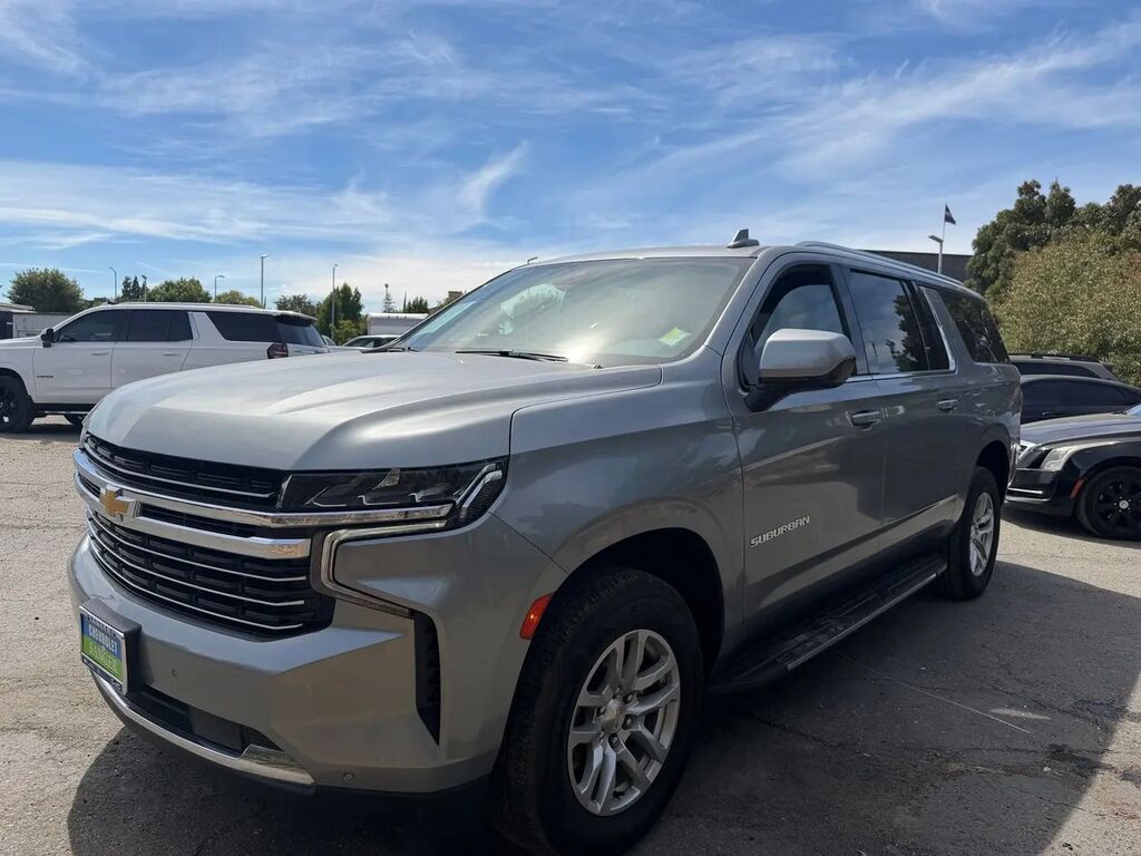 2024 Chevrolet Suburban LT — photo 1 of 13