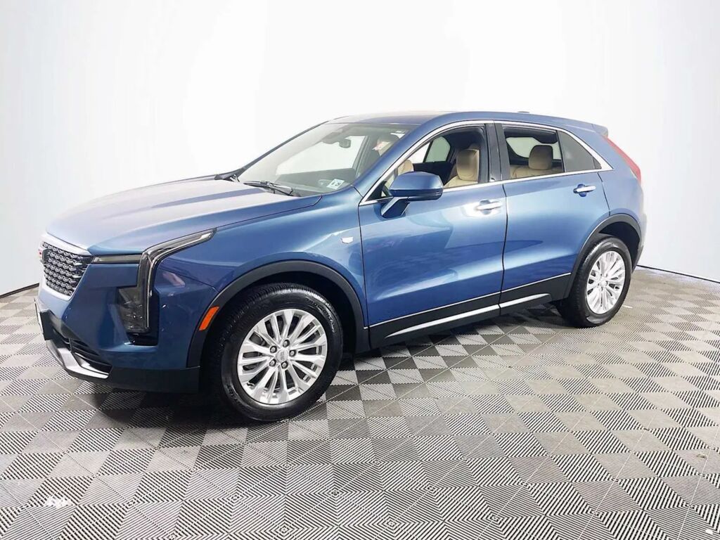 2024 Cadillac XT4 Luxury — photo 1 of 13