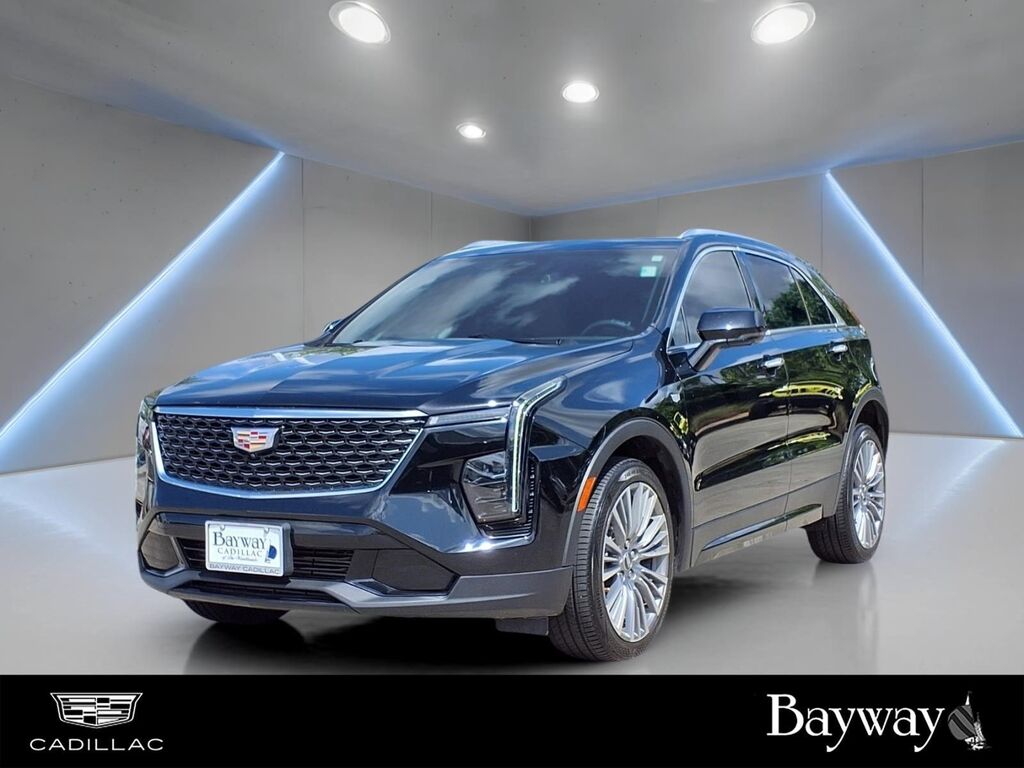 2025 Cadillac XT4 — photo 1 of 6