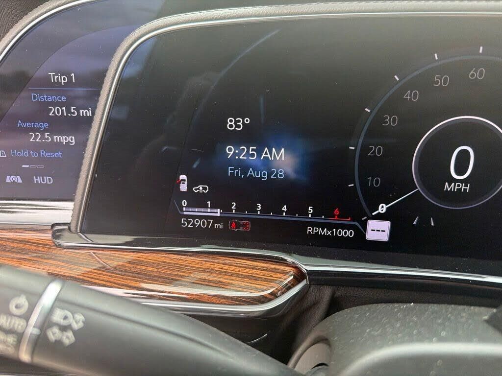 2022 Cadillac Escalade Premium Luxury — photo 1 of 1