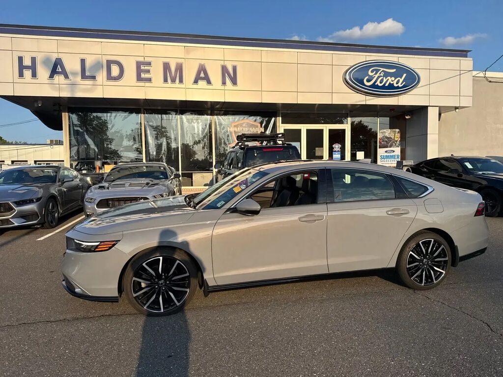 2023 Honda Accord Hybrid Touring — photo 1 of 13
