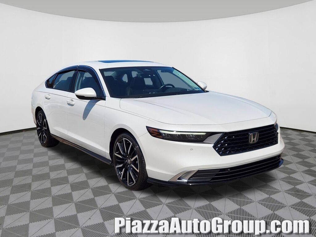 2023 Honda Accord Hybrid Touring — photo 1 of 13