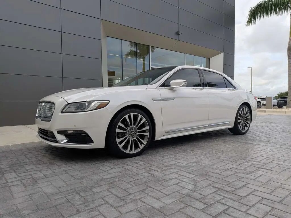 2017 Lincoln Continental Select — photo 1 of 13