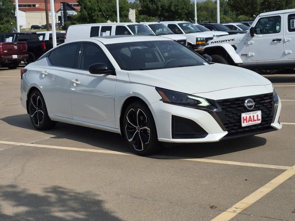 2023 Nissan Altima 2.5 SR — photo 1 of 1