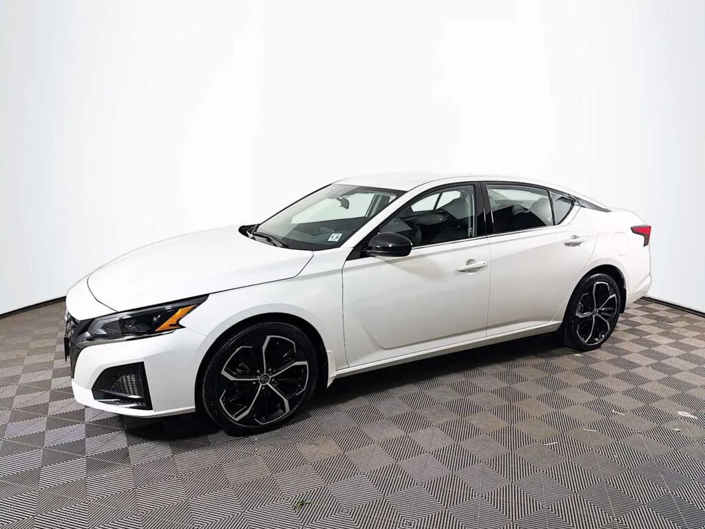 2025 Nissan Altima 2.5 SR — photo 1 of 13
