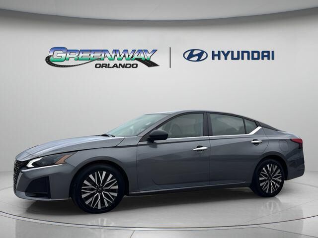 2024 Nissan Altima 2.5 SV — photo 1 of 13