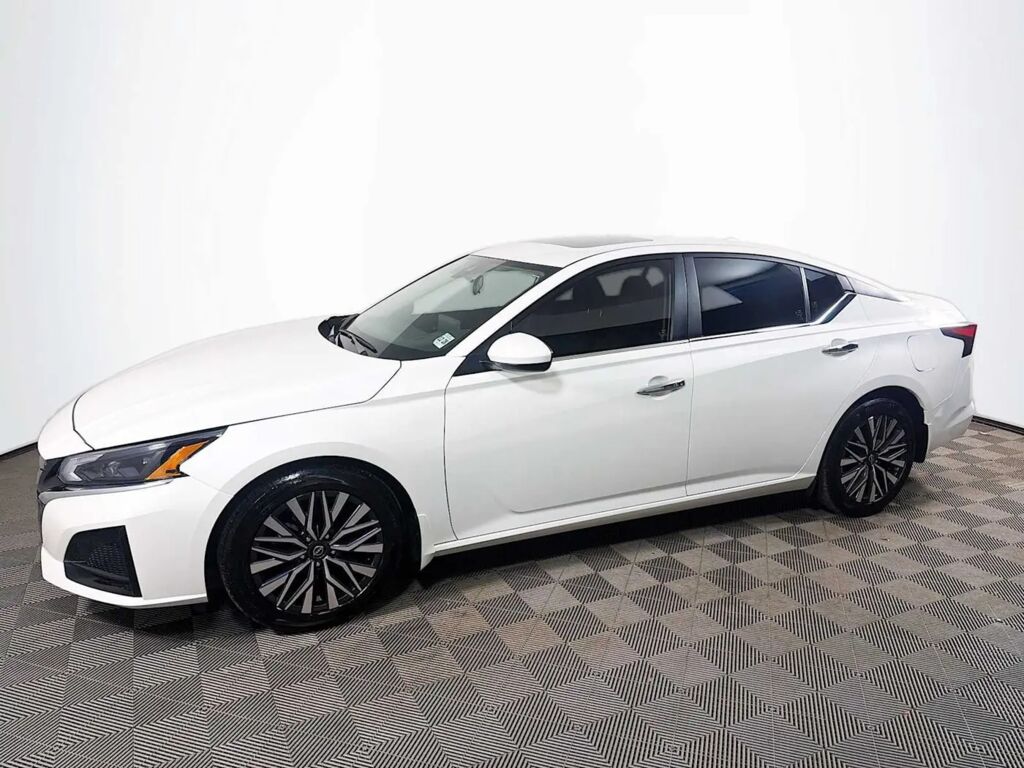 2024 Nissan Altima 2.5 SV — photo 1 of 13