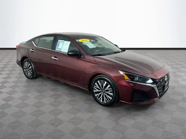 2025 Nissan Altima 2.5 SV — photo 1 of 13