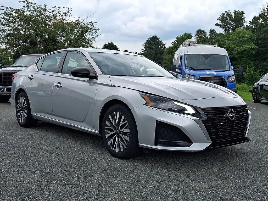 2024 Nissan Altima 2.5 SV — photo 1 of 13