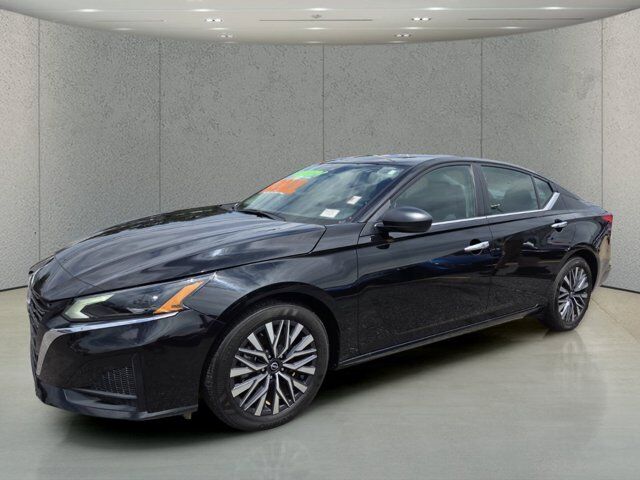 2025 Nissan Altima SV — photo 1 of 13