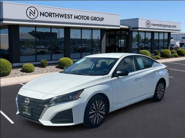 2025 Nissan Altima 2.5 SV — photo 1 of 13