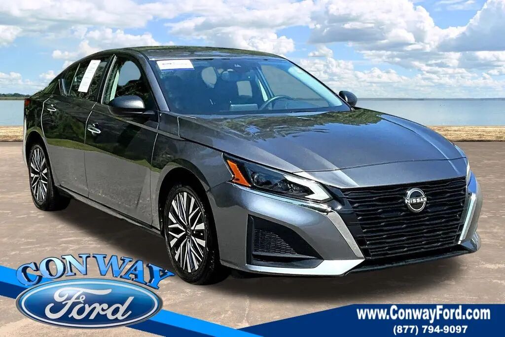 2025 Nissan Altima 2.5 SV — photo 1 of 12