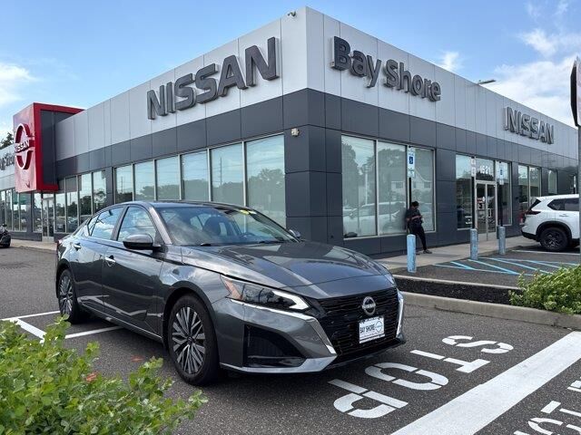 2025 Nissan Altima 2.5 SV — photo 1 of 13