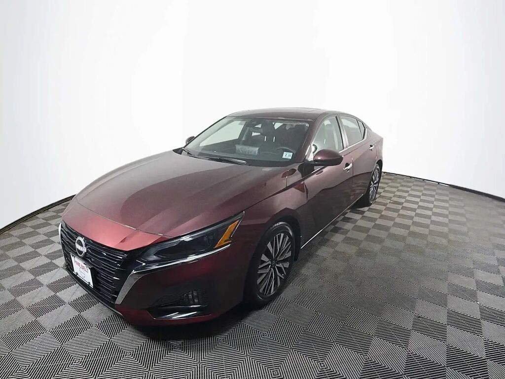 2025 Nissan Altima 2.5 SV — photo 1 of 13