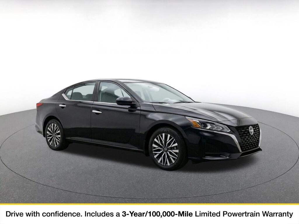 2025 Nissan Altima SV — photo 1 of 8